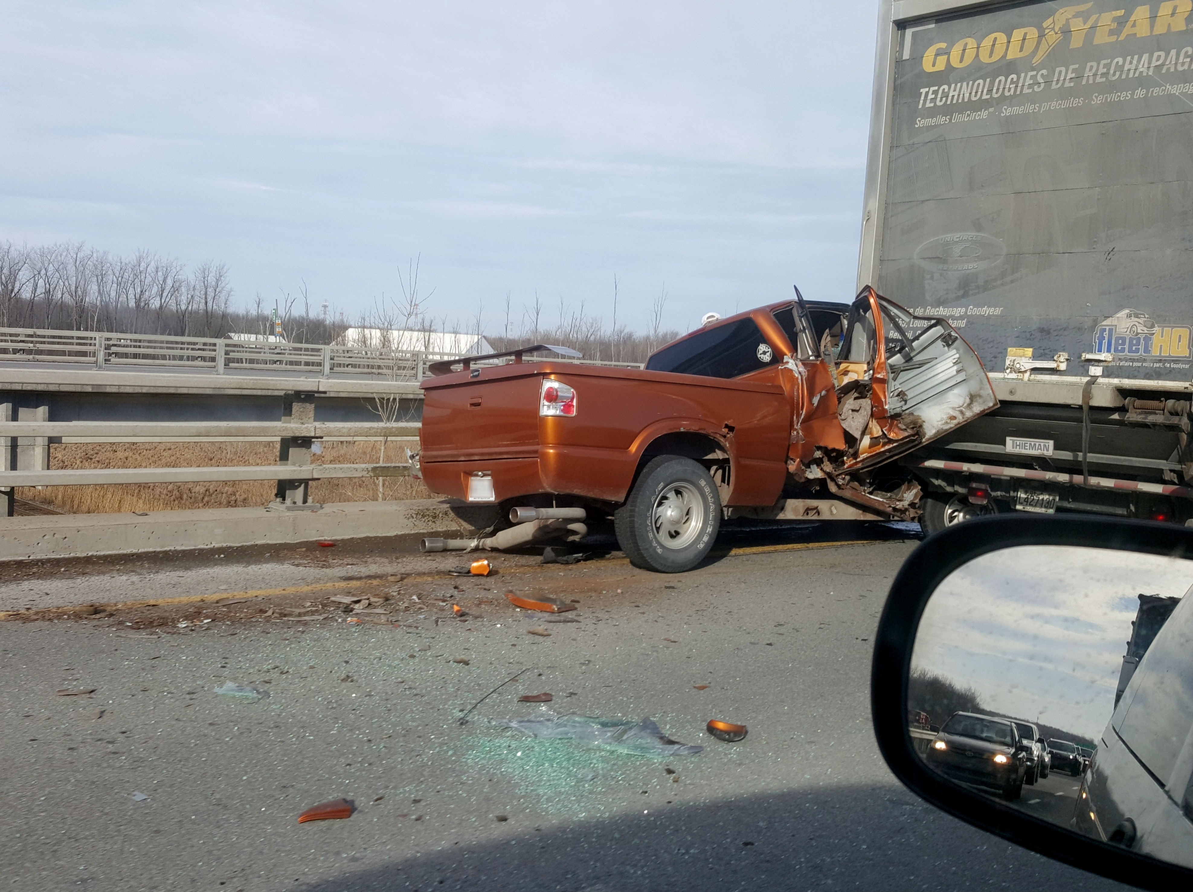 Un pick-up percute un poids lourd sur l’autoroute 730