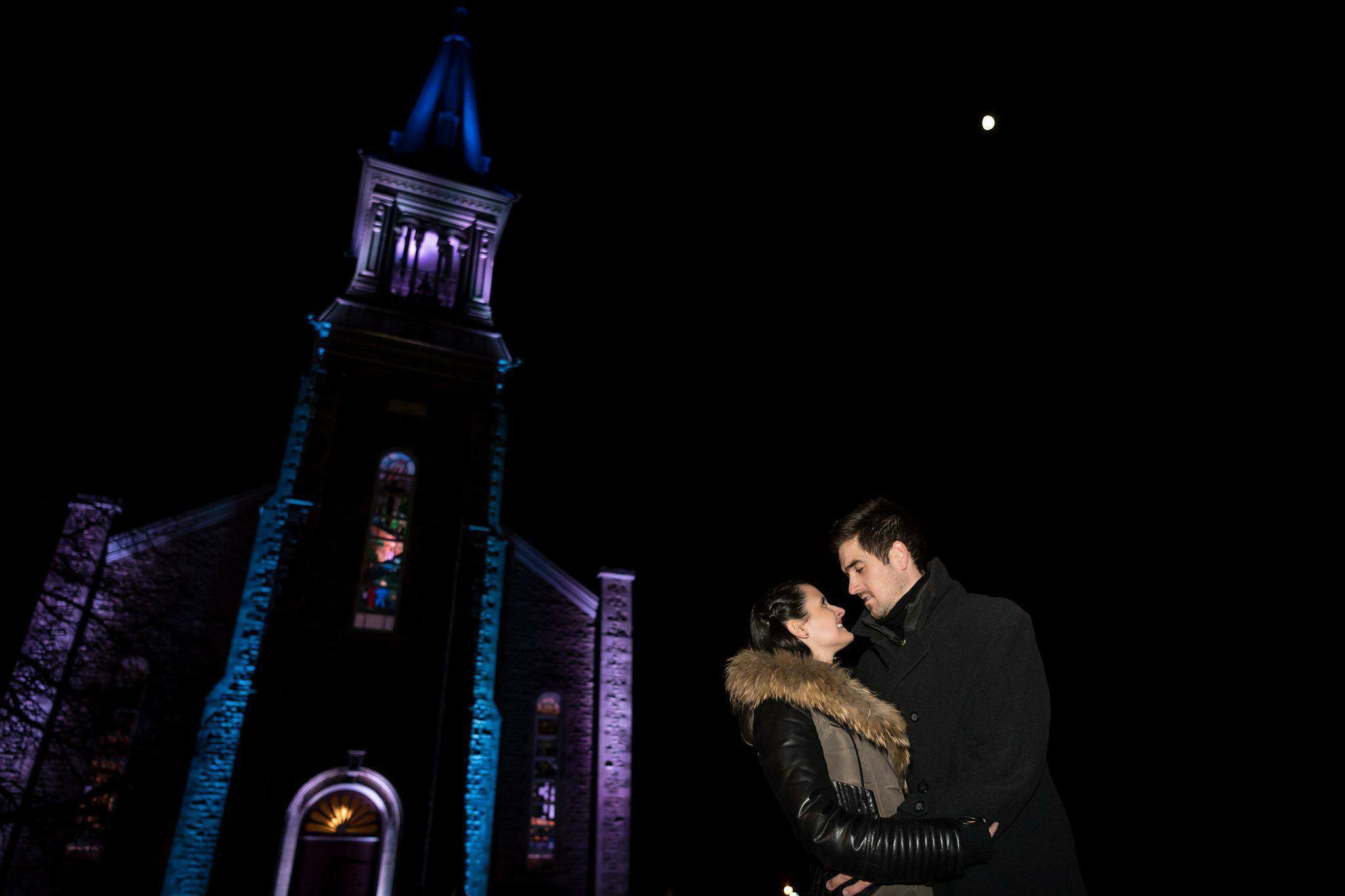 Elle dit oui devant l’église illuminée