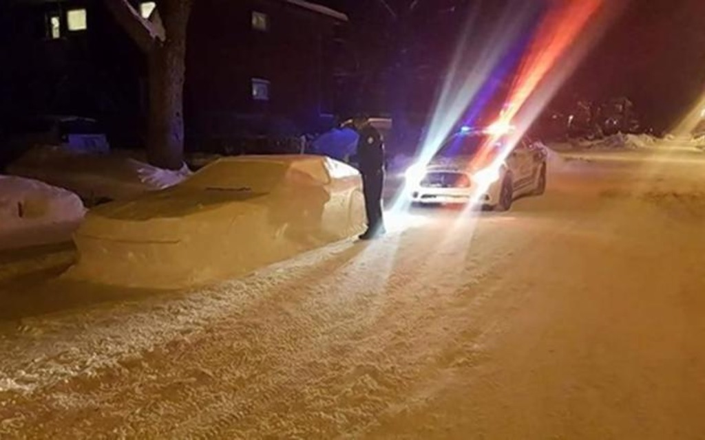 La sculpture de neige d’une voiture mal garée reçoit une contravention