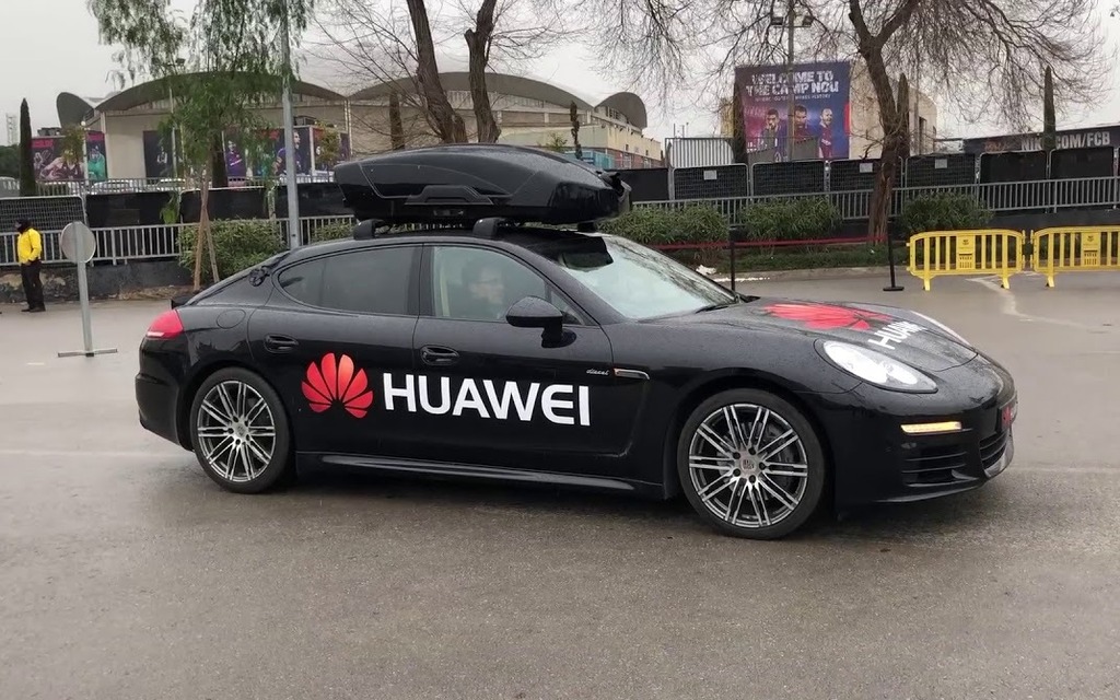 Une Porsche Panamera commandée par un cellulaire, ça existe!