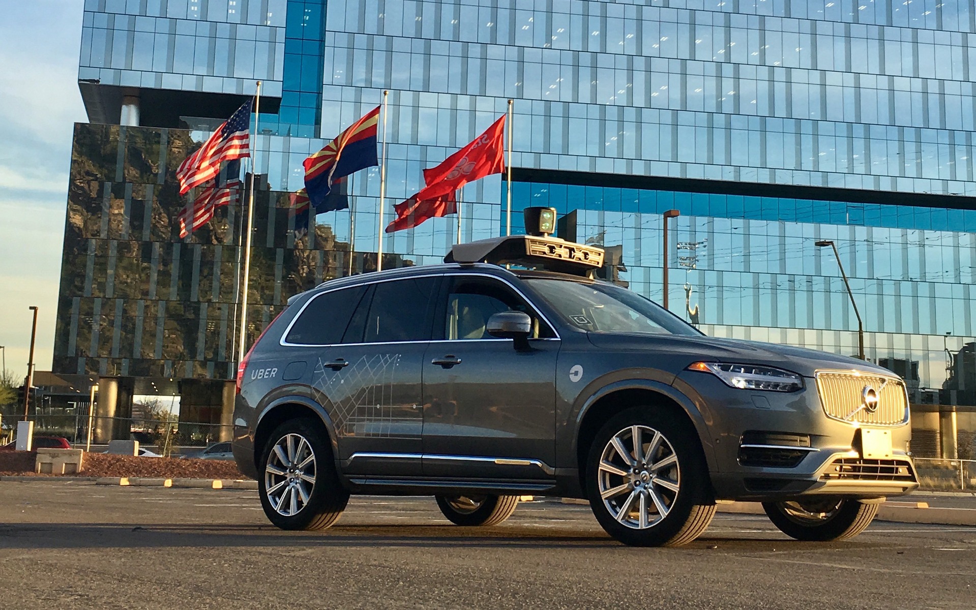 Une voiture autonome Uber frappe et tue une piétonne en Arizona