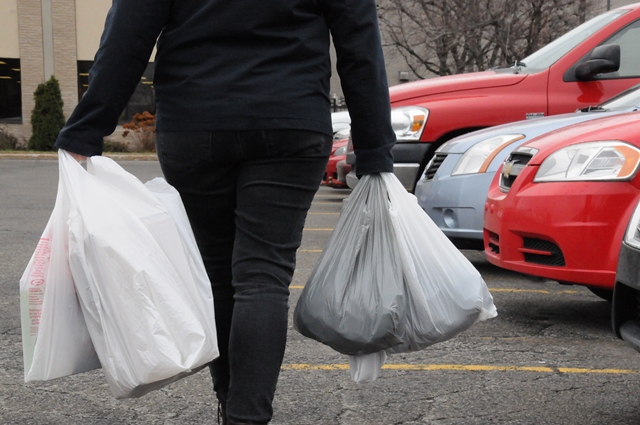 Saint-Constant: Un ex-conseiller remet en question le bannissement des sacs de plastique