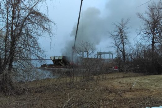 Incendie sur le Kathryn Spirit et homme à la dérive près des barrages
