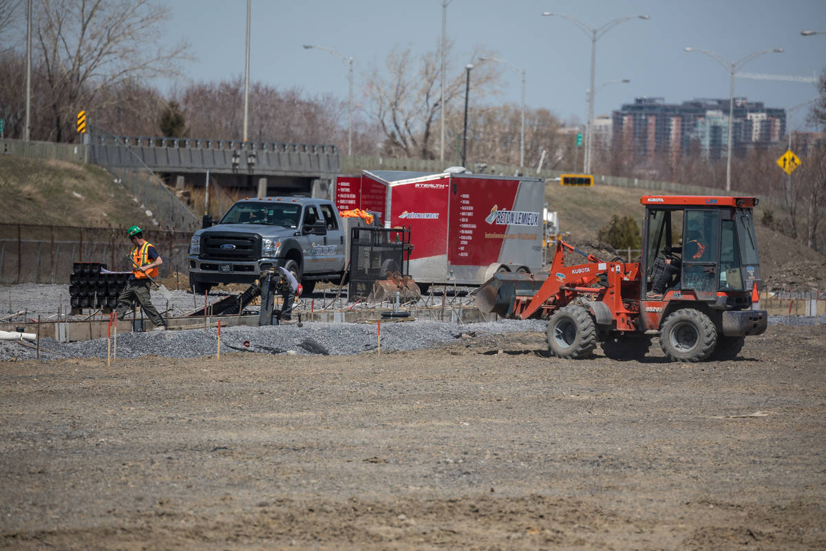 Les travaux du terrain synthétique à La Prairie vont bon train