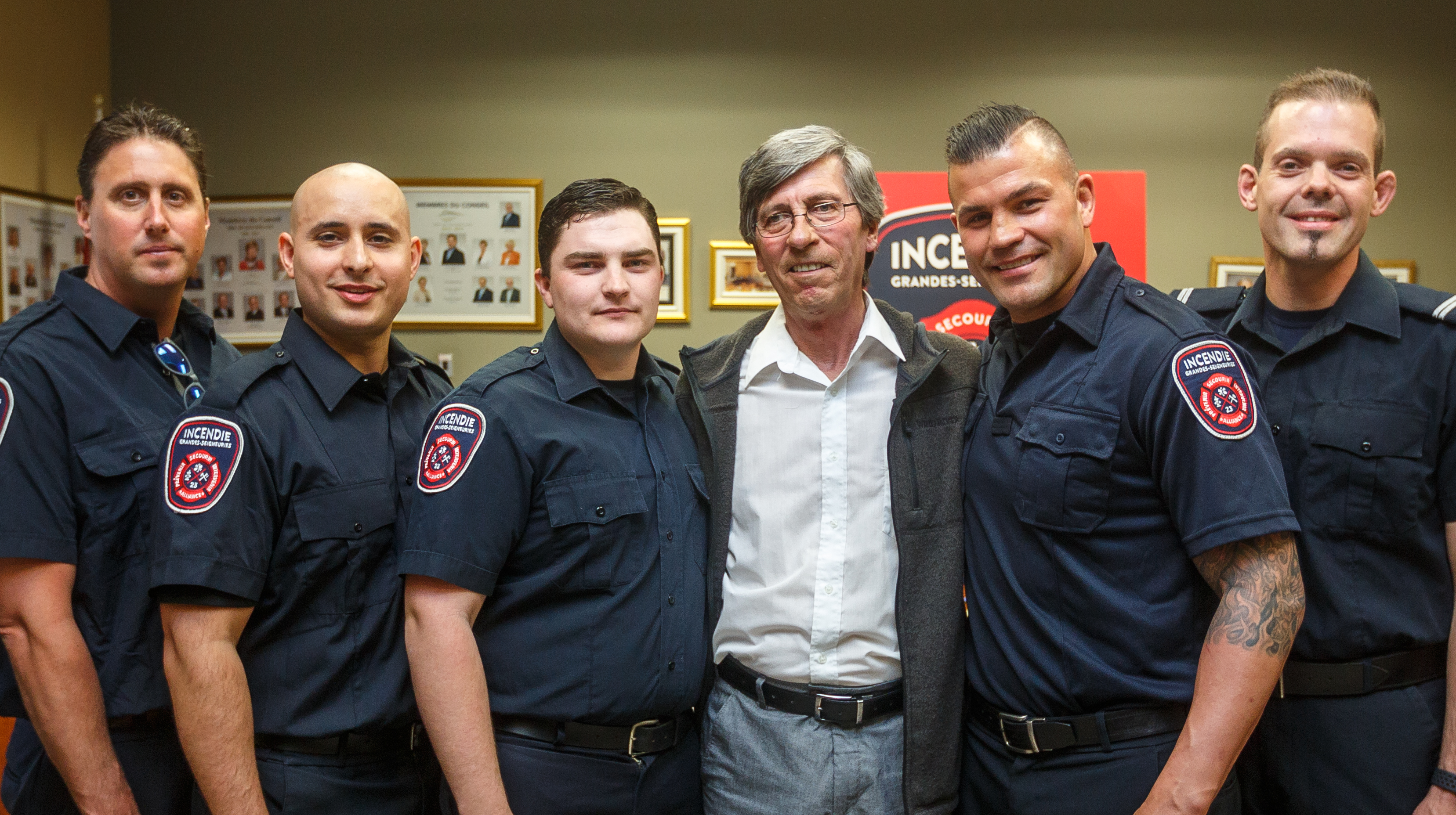Six pompiers honorés pour avoir secouru un résident de Sainte-Catherine