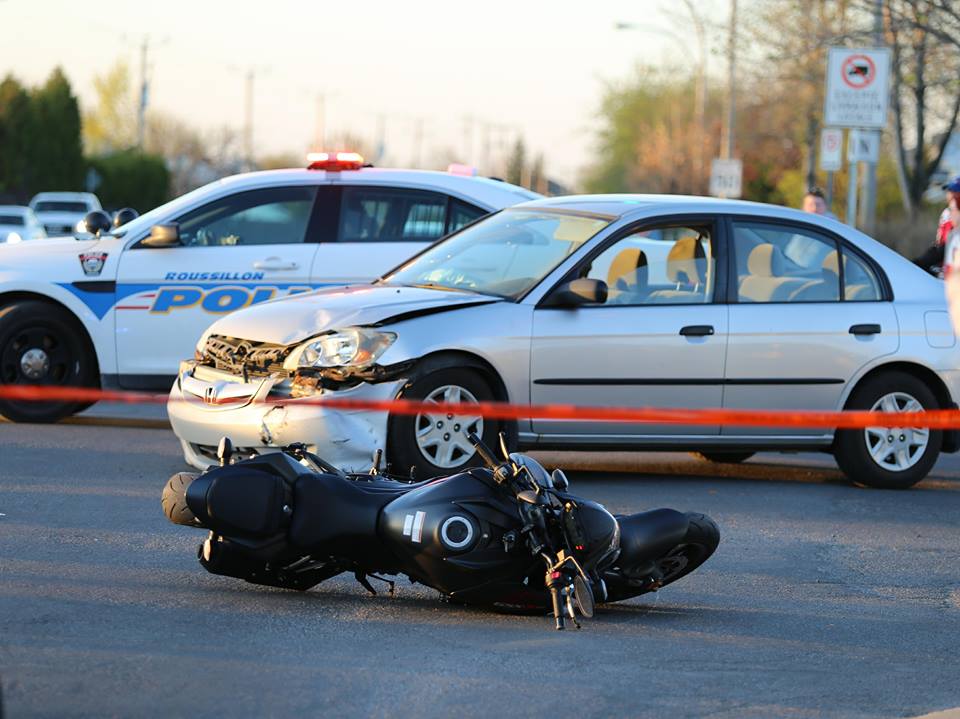 Ébloui par le soleil, un conducteur frappe une moto