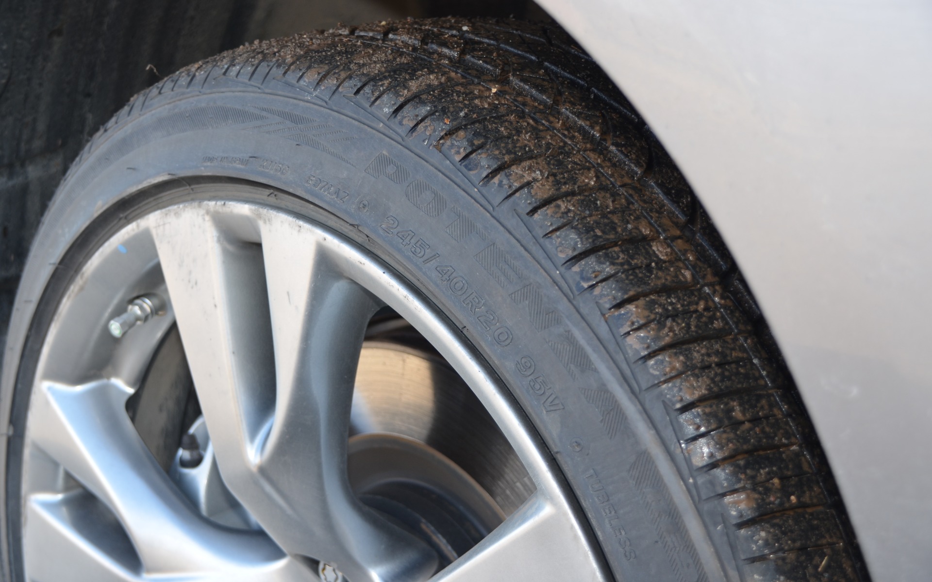 Est-ce que les pneus neufs offrent plus de performance que les pneus usés?