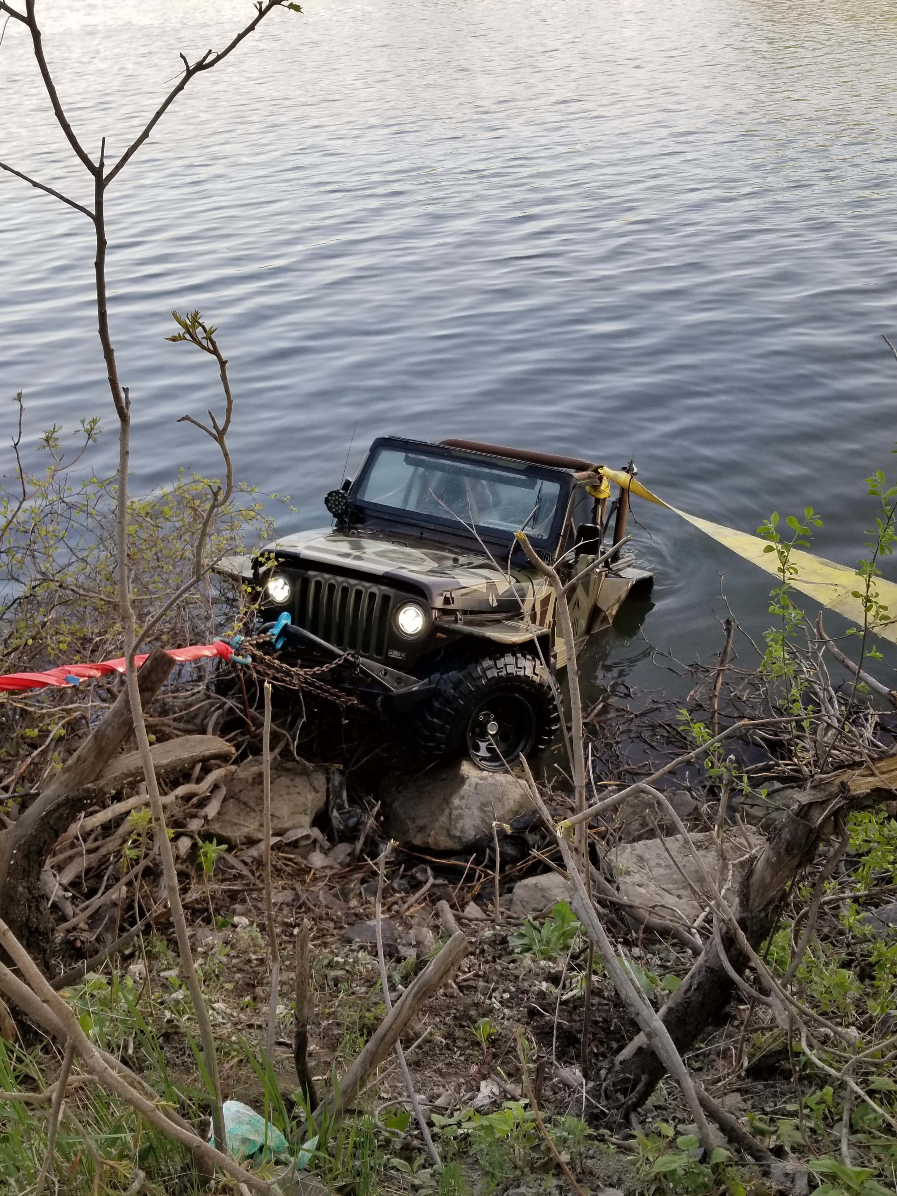 Une Jeep se retrouve dans la Voie maritime après une collision avec une niveleuse