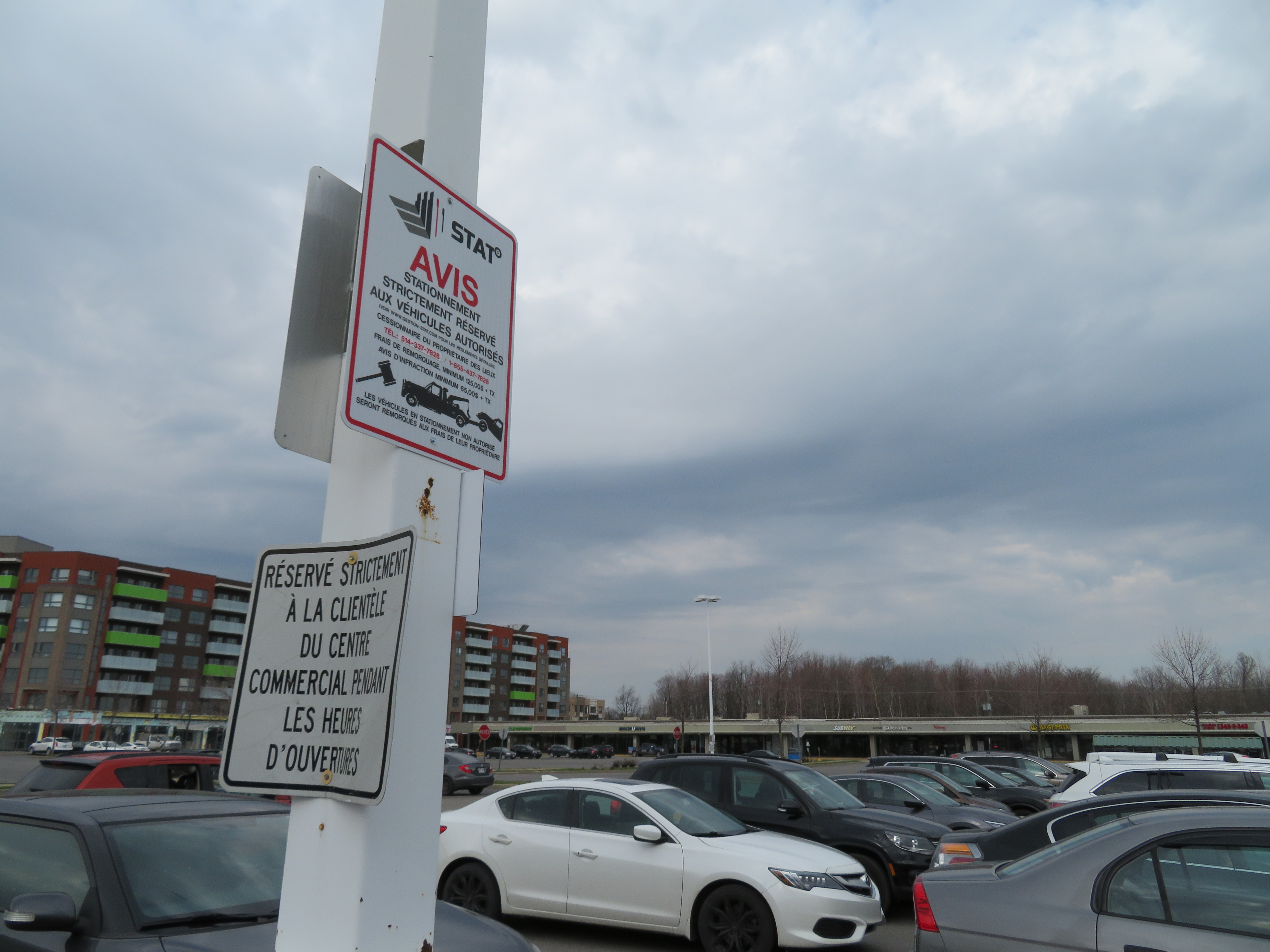 Le maire de Delson dénonce les remorquages à la Plaza Delson