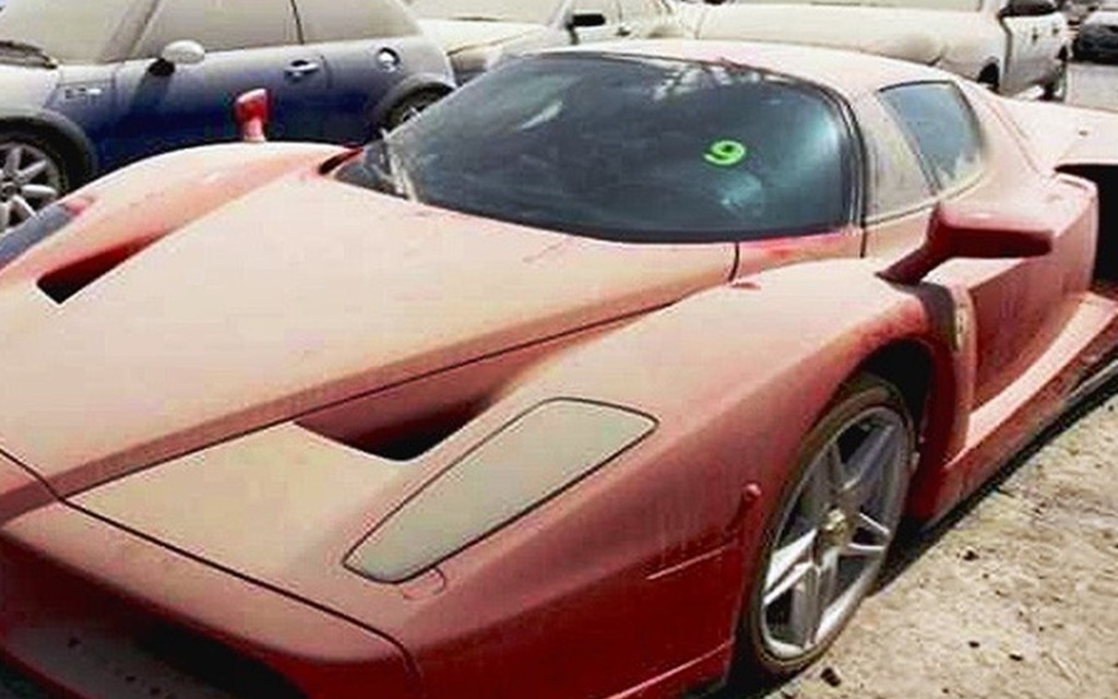 Une Bugatti, une Ferrari et de nombreuses Porsche abandonnées à Dubaï