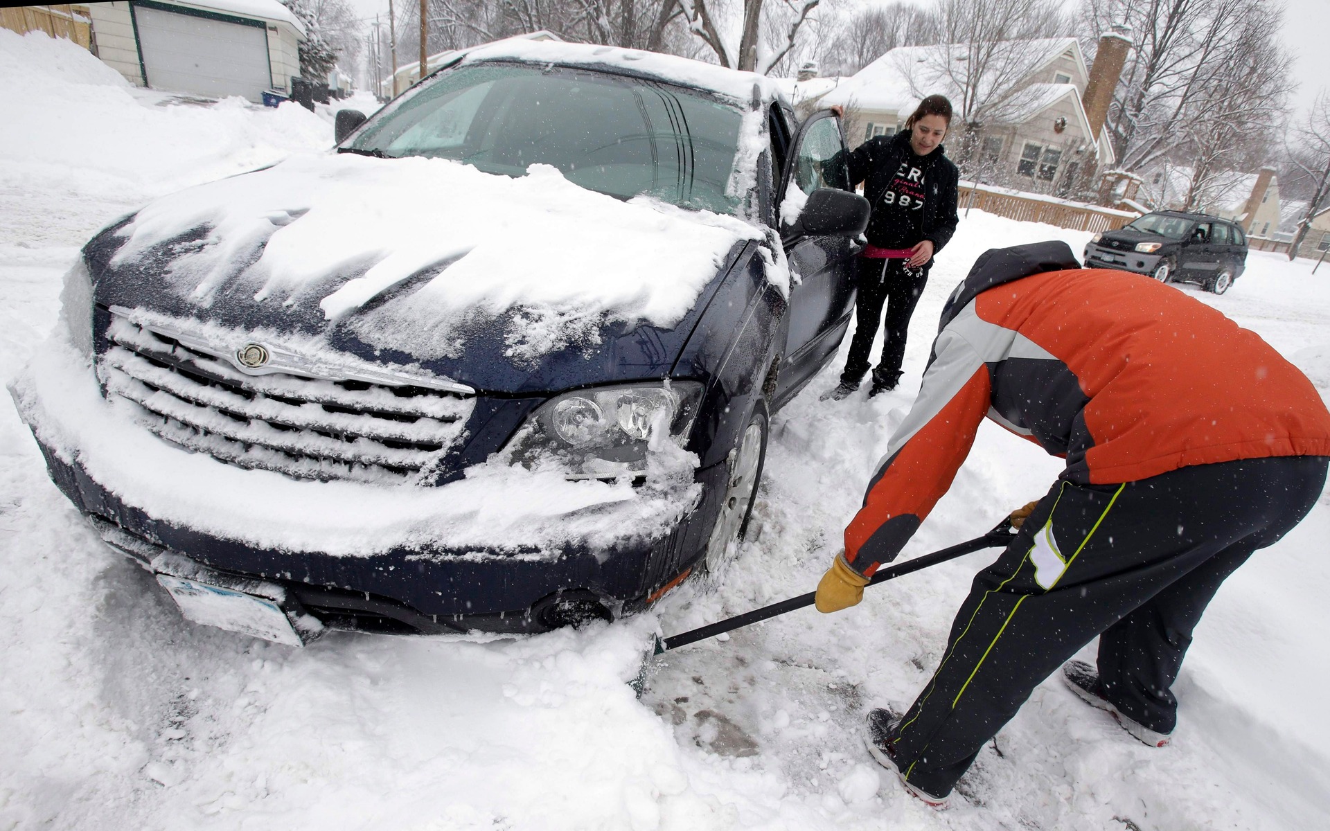 La SAAQ verse 87 335 $ à deux assurés qui chutent en déneigeant leur voiture