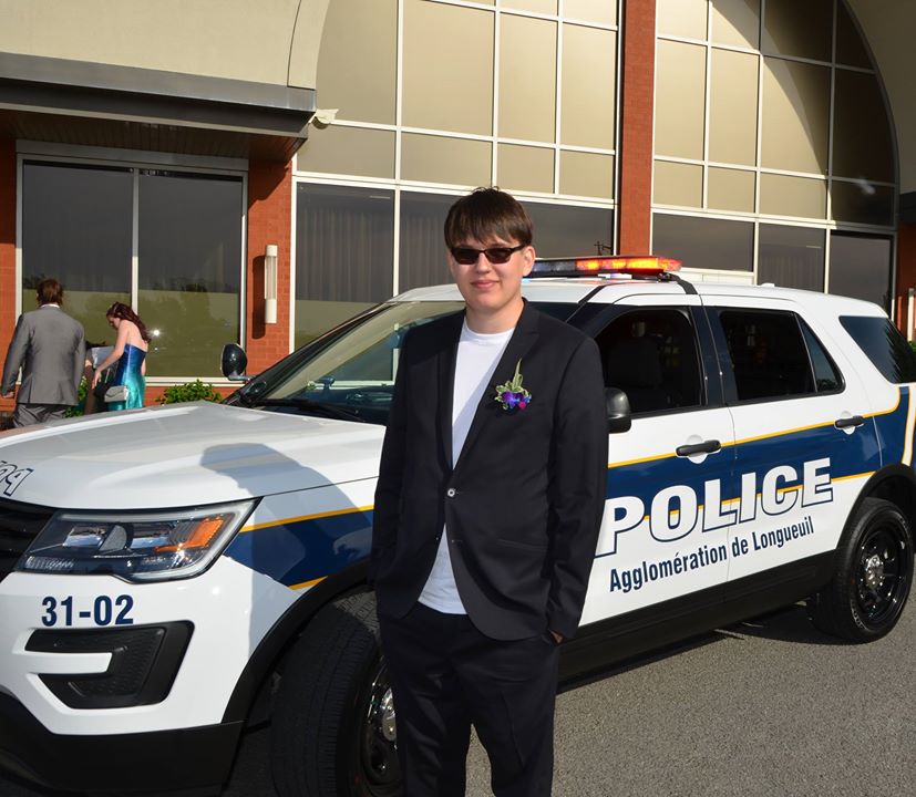 Un finissant arrive à son bal en voiture de police