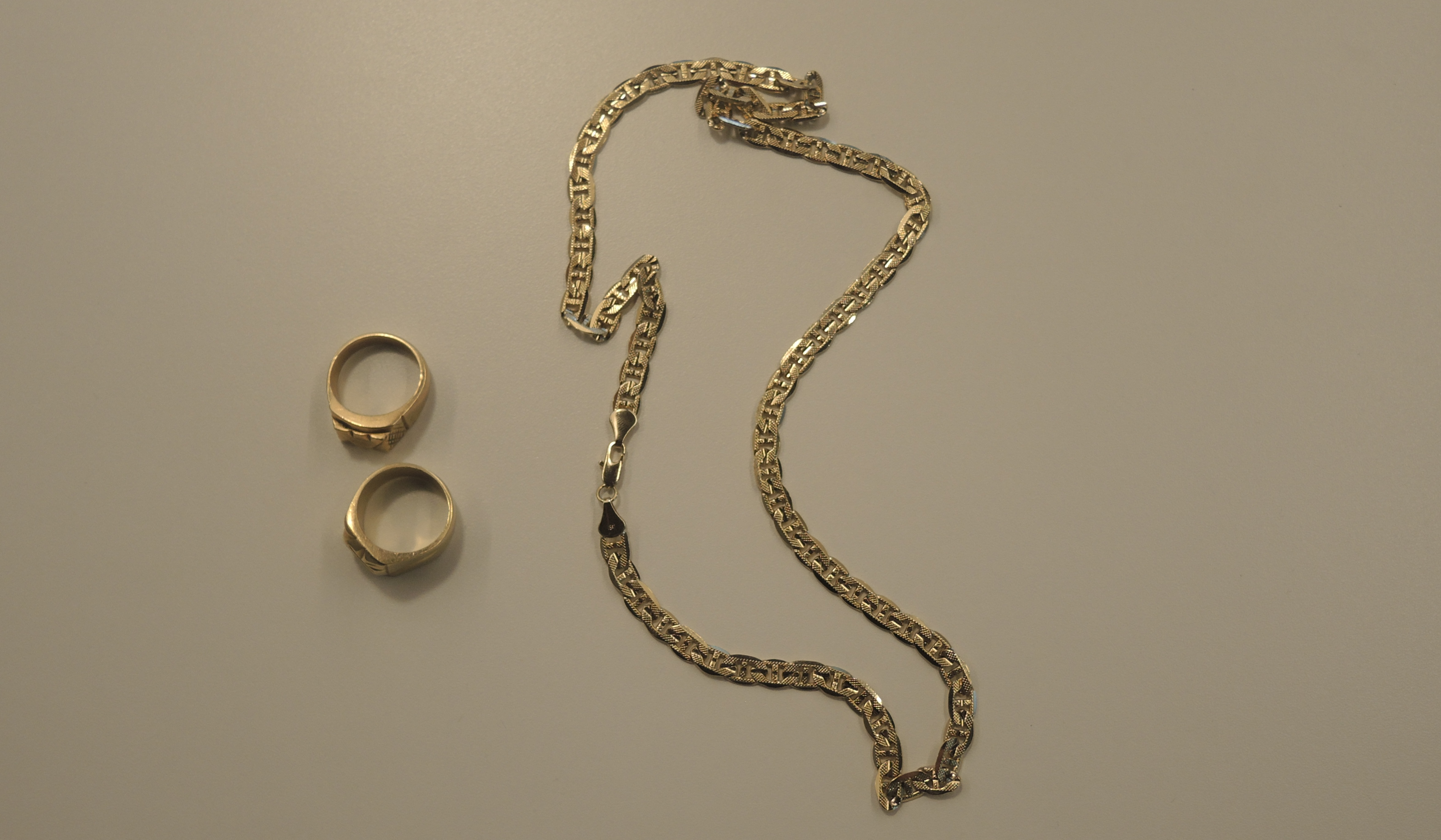 Des individus «en détresse» vendent de faux bijoux en or