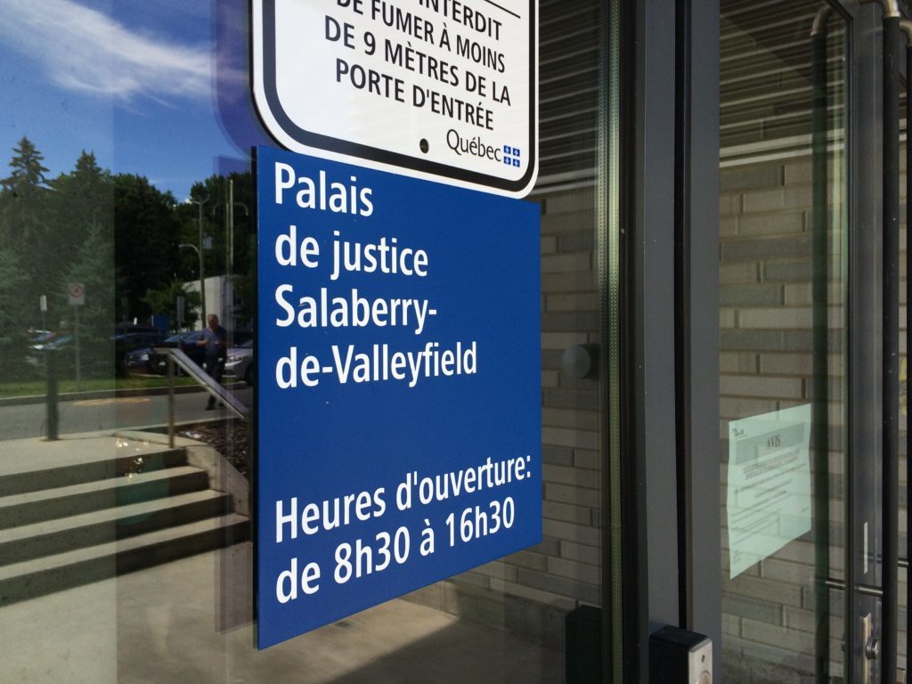 Il attaque son propriétaire avec une hache