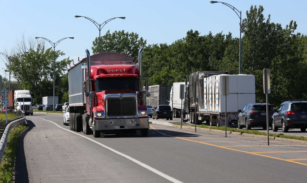 Péage gratuit aux poids lourds pour libérer le pont Mercier