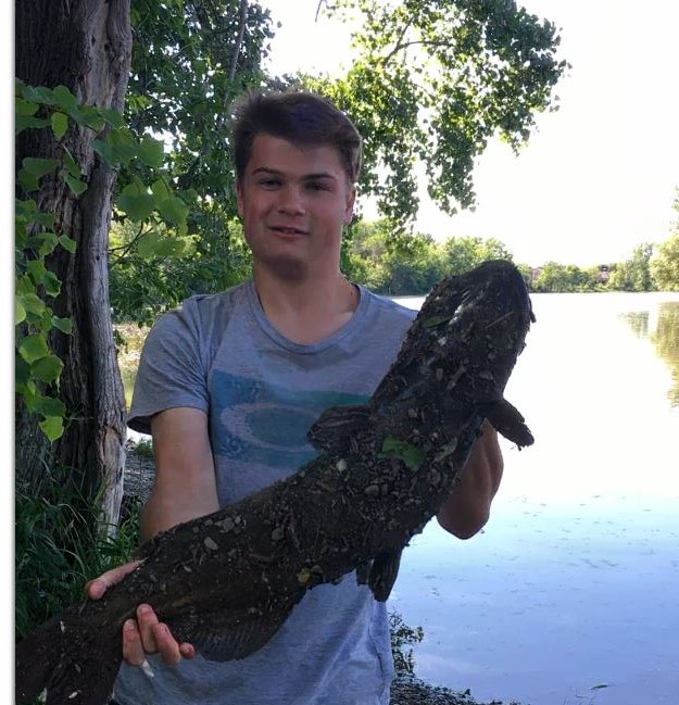 Pêcheur en fête devant l’église Saint-Joachim à Châteauguay