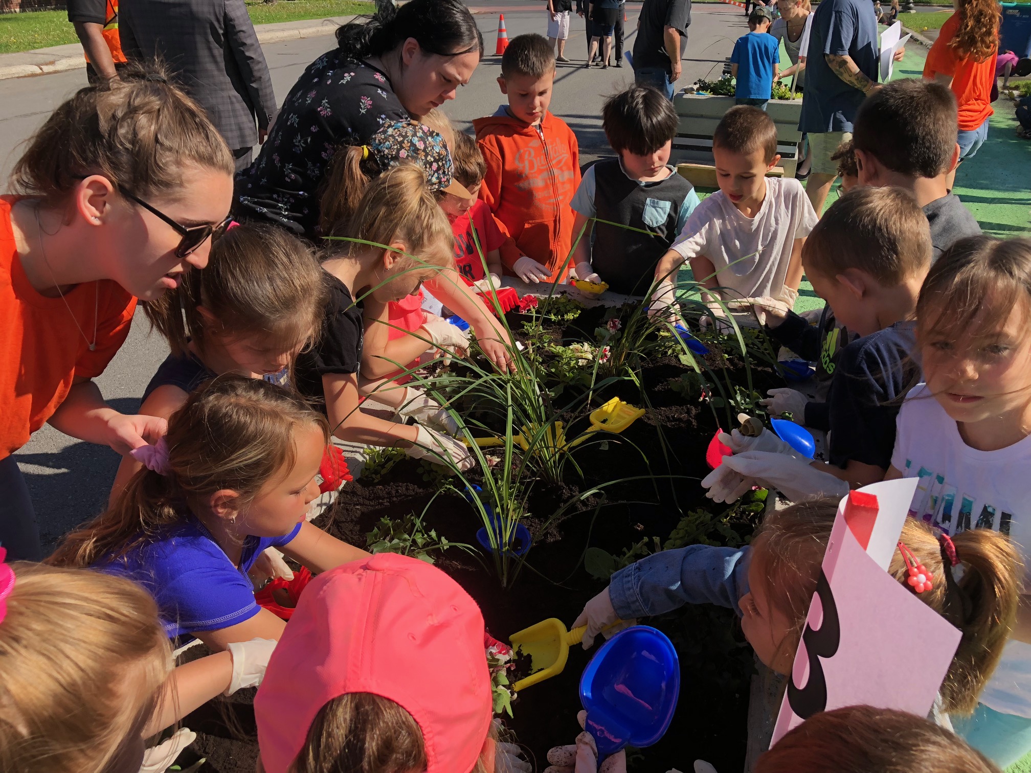 Petits jardiniers à l&rsquo;oeuvre à Delson