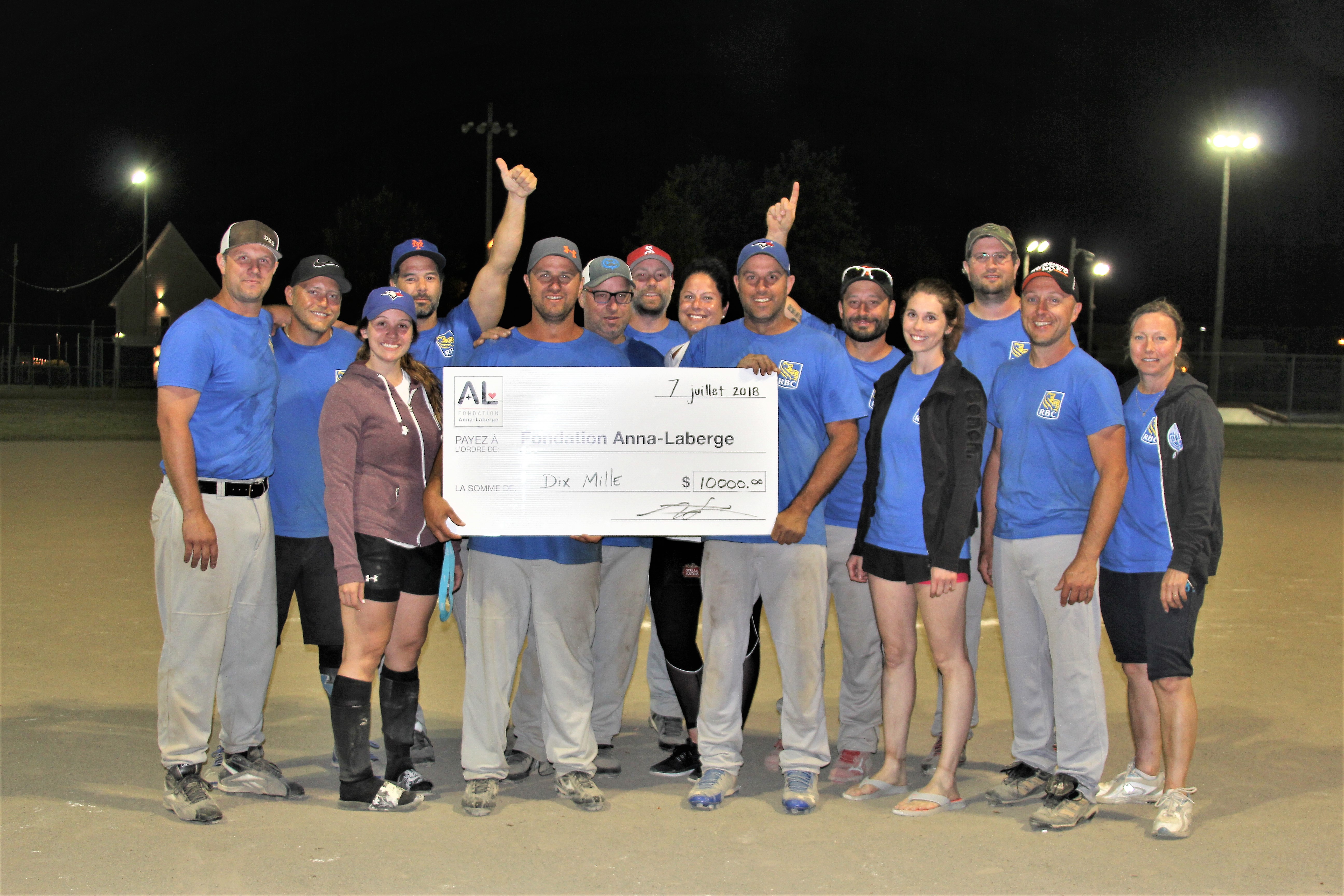 Tournoi de balle : un bon coup des employés de l’hôpital pour les urgences