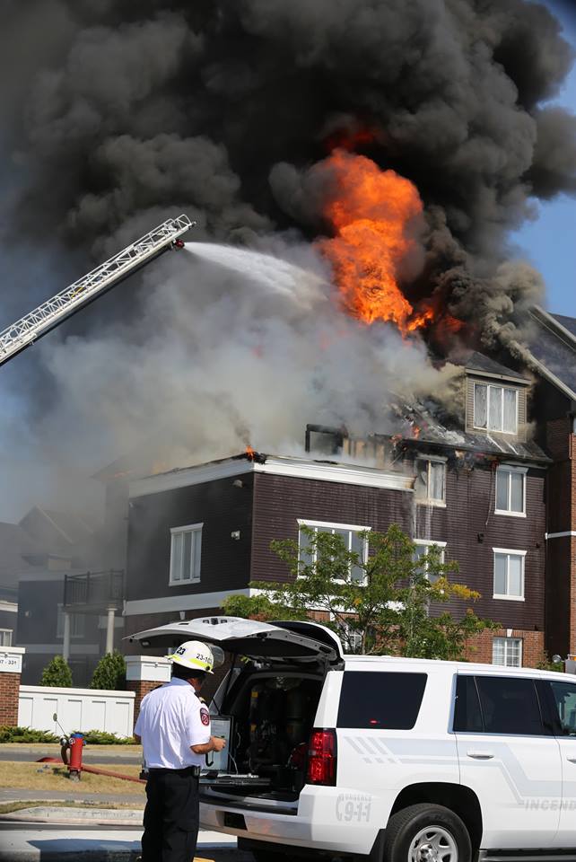 Incendie dans un immeuble à condos à Saint-Constant