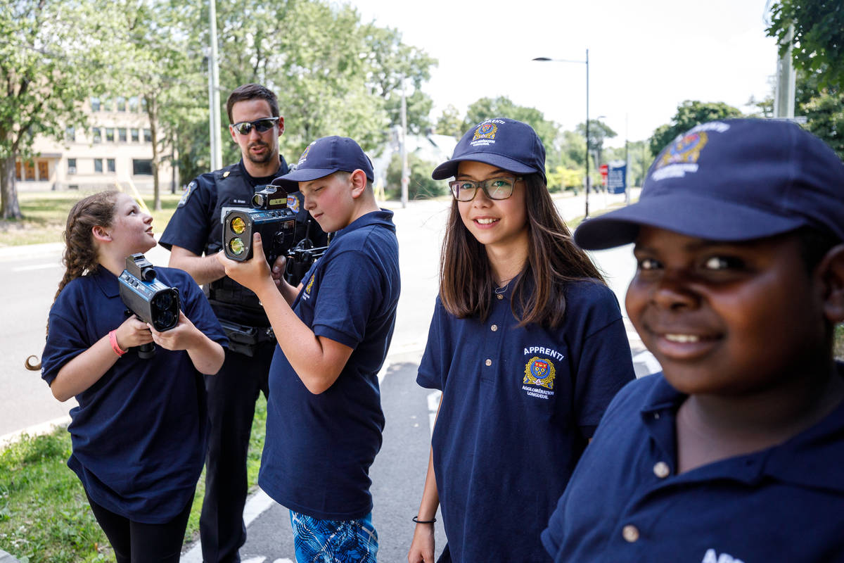 Des apprentis assistent la police