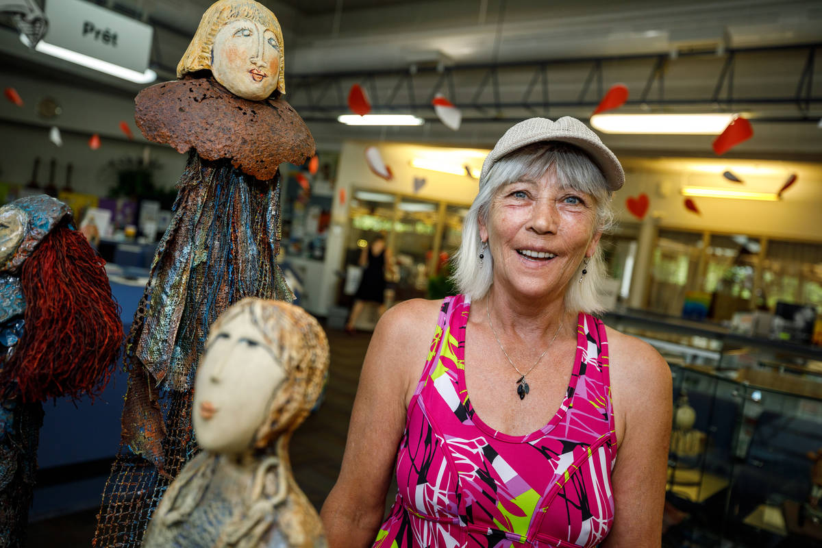 Des statues parmi les livres à La Prairie