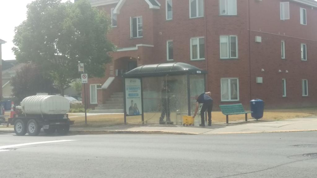 Nettoyage d&rsquo;abribus avec de l&rsquo;eau…
