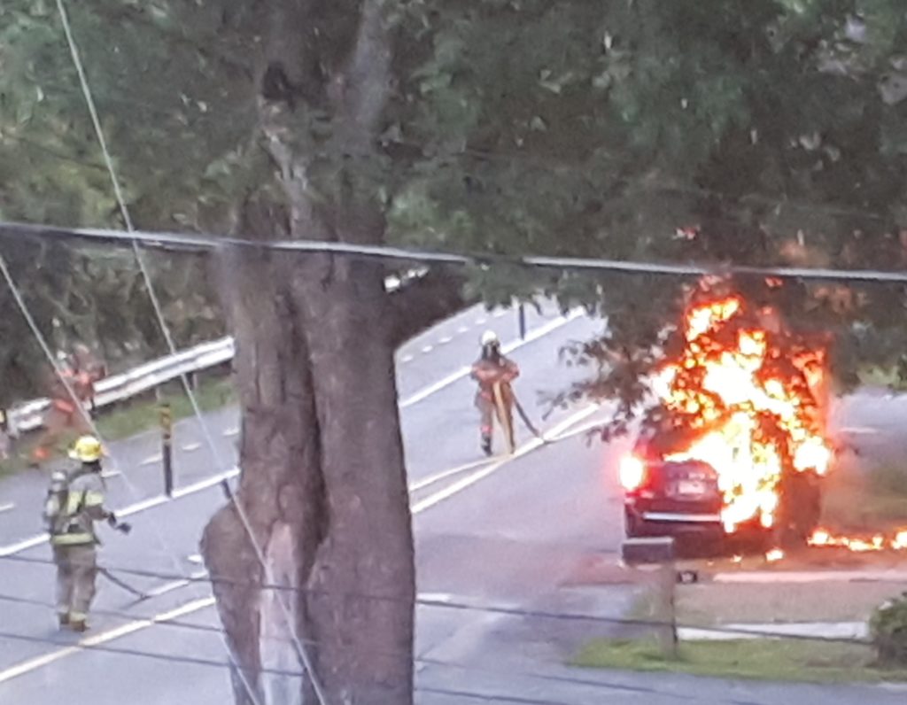 Une voiture brûle à Châteauguay