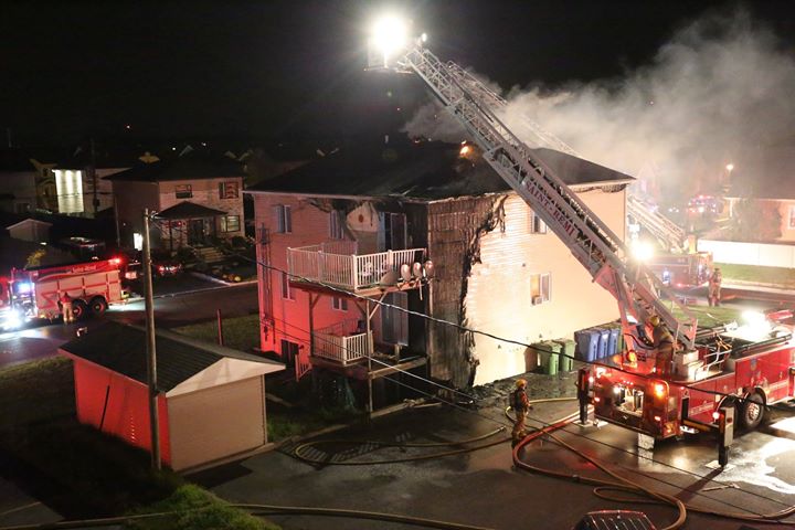 Un immeuble à logements lourdement endommagé par les flammes