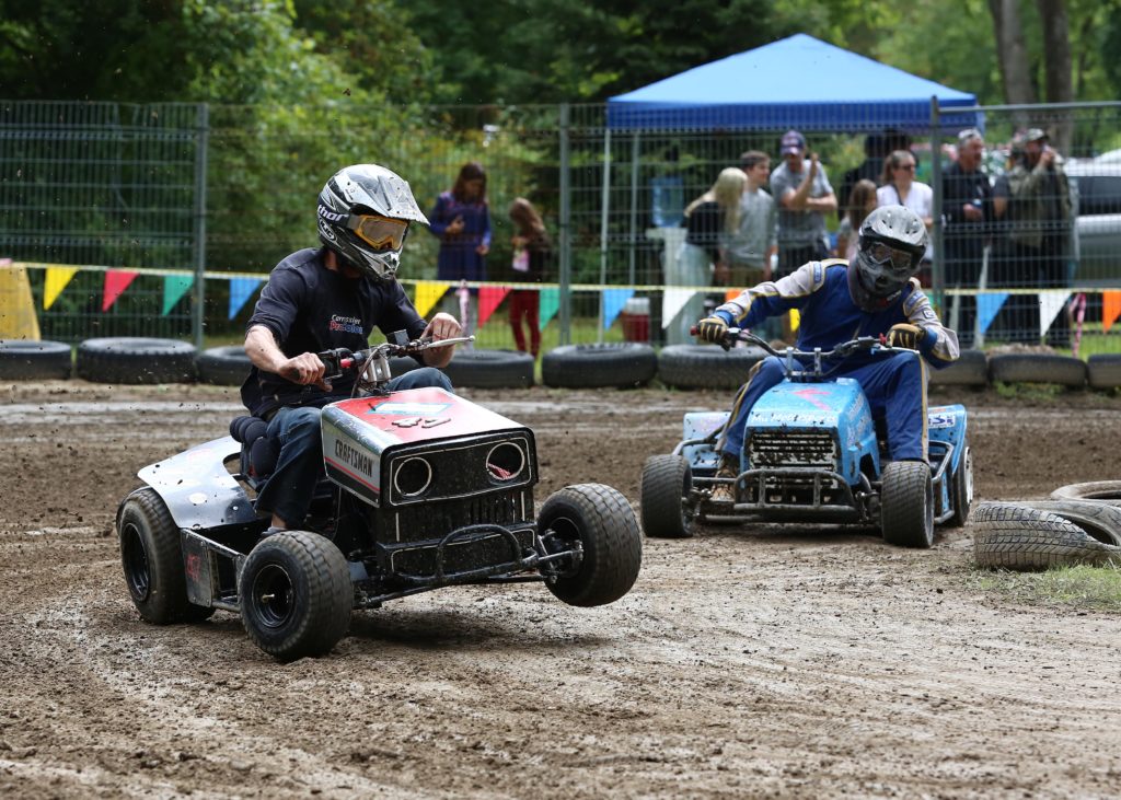 Un Grand Prix de tracteurs à gazon avec plus de compétitrices