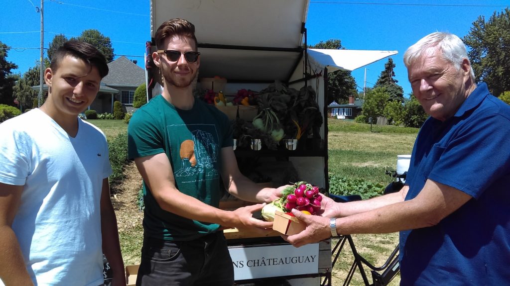 Fruits et légumes gratuits à un kiosque ambulant