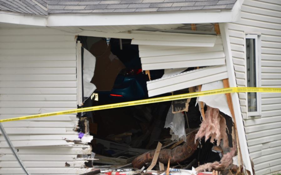Une voiture emboutit une maison à Léry