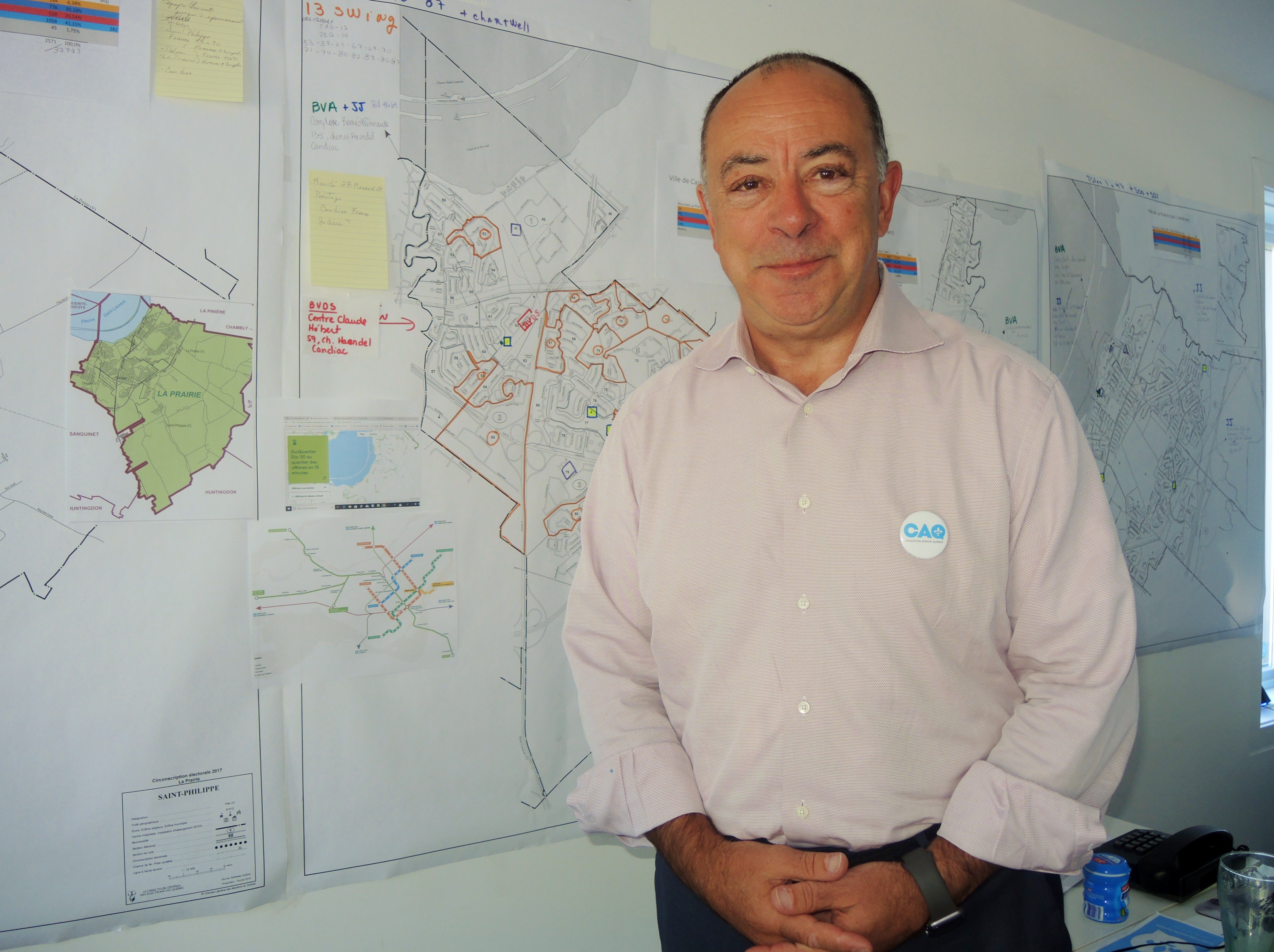 Christian Dubé distribue des chèques cadeaux à des élèves