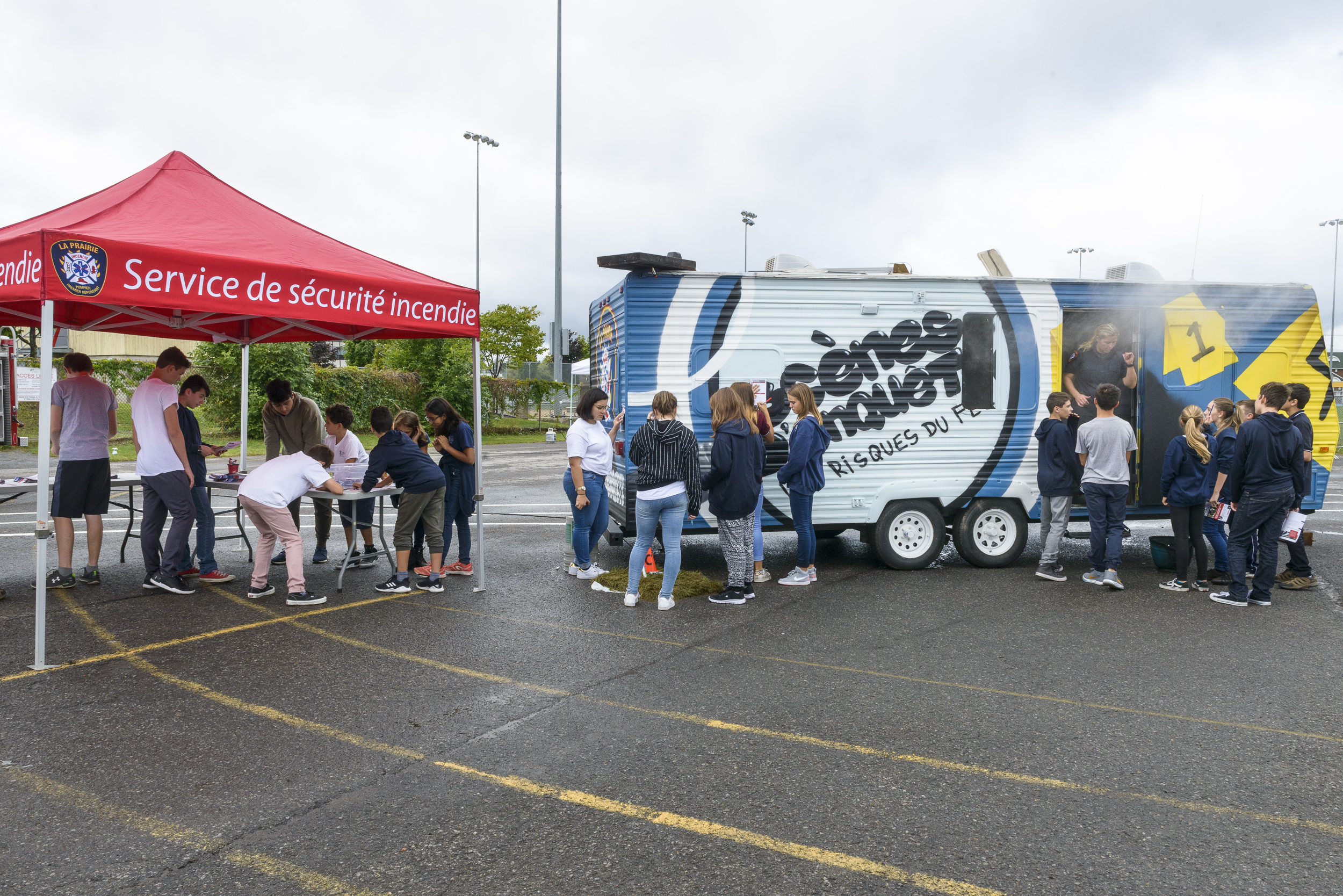 Une caravane aménagée en scène d’enquête incendie pour sensibiliser les ados