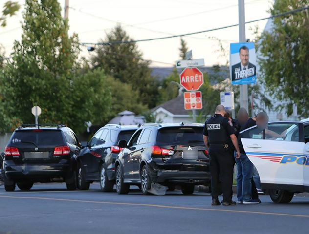 Un véhicule rentre en collision avec deux voitures