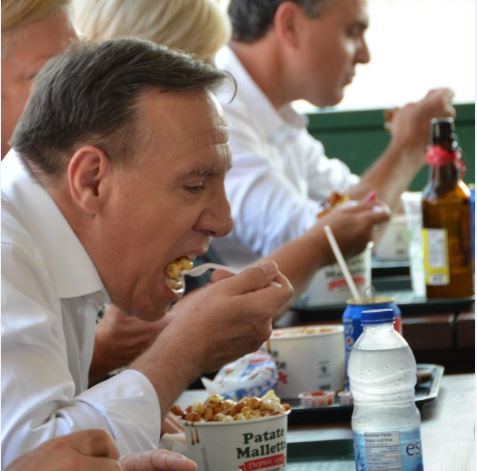 Le chef Legault mange de la poutine à Beauharnois