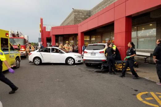 Un homme fonce sur son ex-conjointe avec sa voiture et agresse des témoins