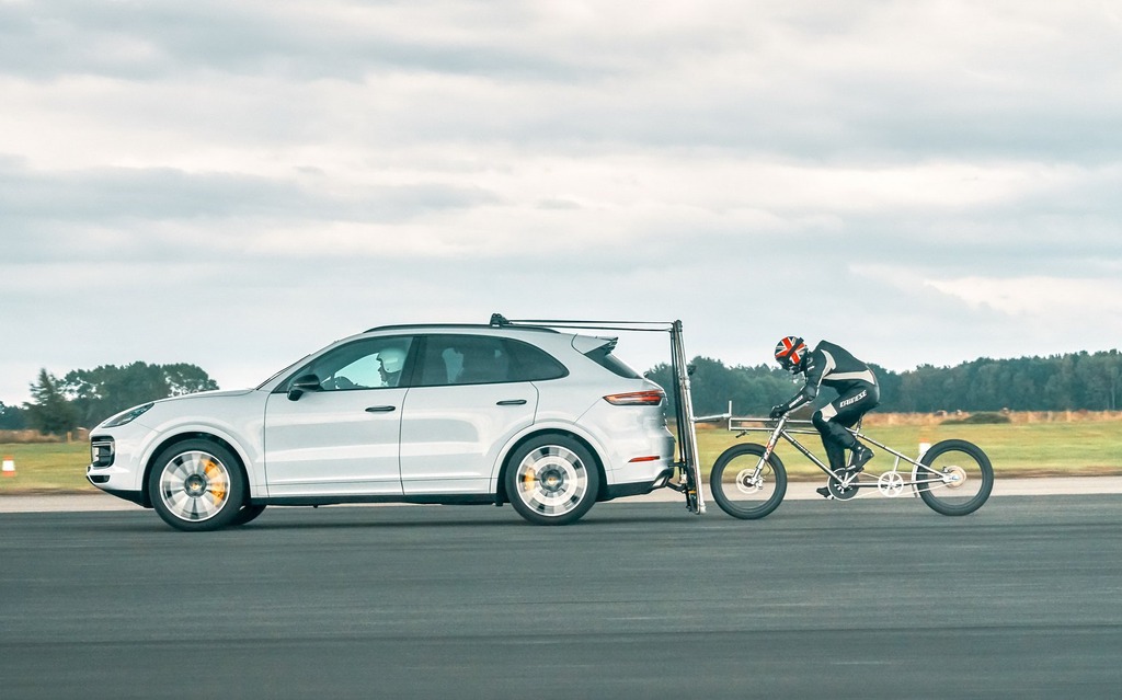Un cycliste atteint 240 km/h à l&rsquo;aide d&rsquo;un Porsche Cayenne Turbo
