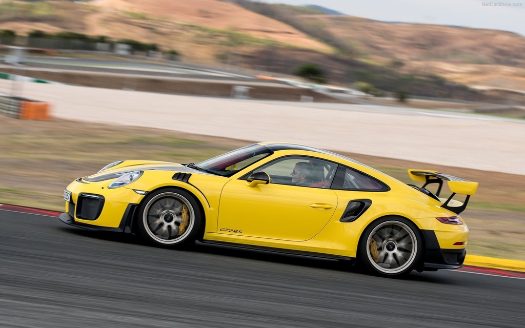Laquelle de la Porsche 911 GT2 RS ou de la McLaren 720S est la plus rapide?