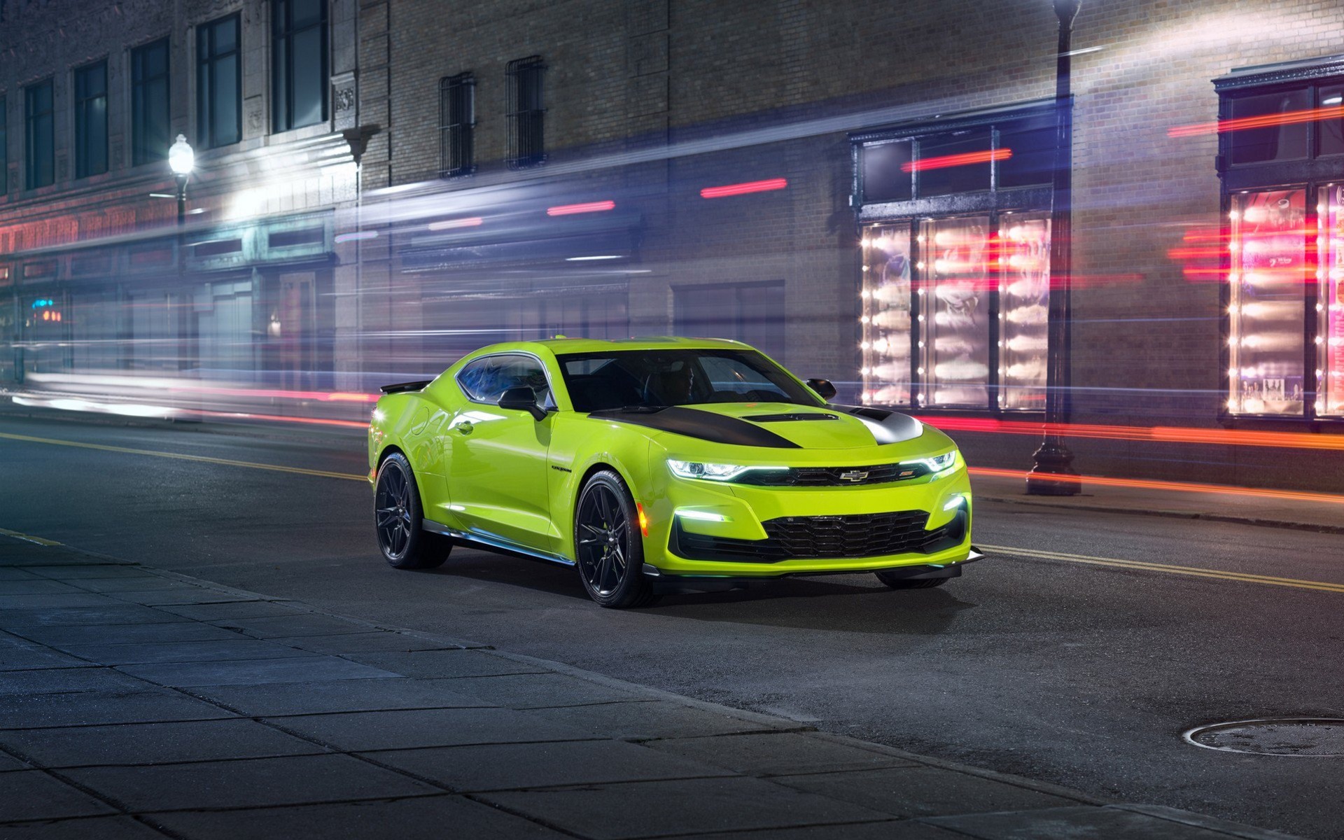 La Chevrolet Camaro 2019 ajoute la couleur Shock. Elle sera visible!