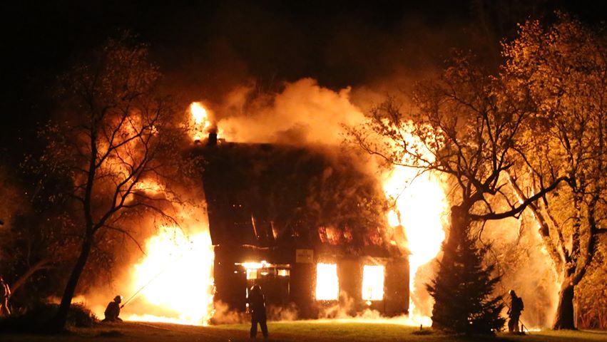 Une maison inoccupée flambe à Saint-Mathieu