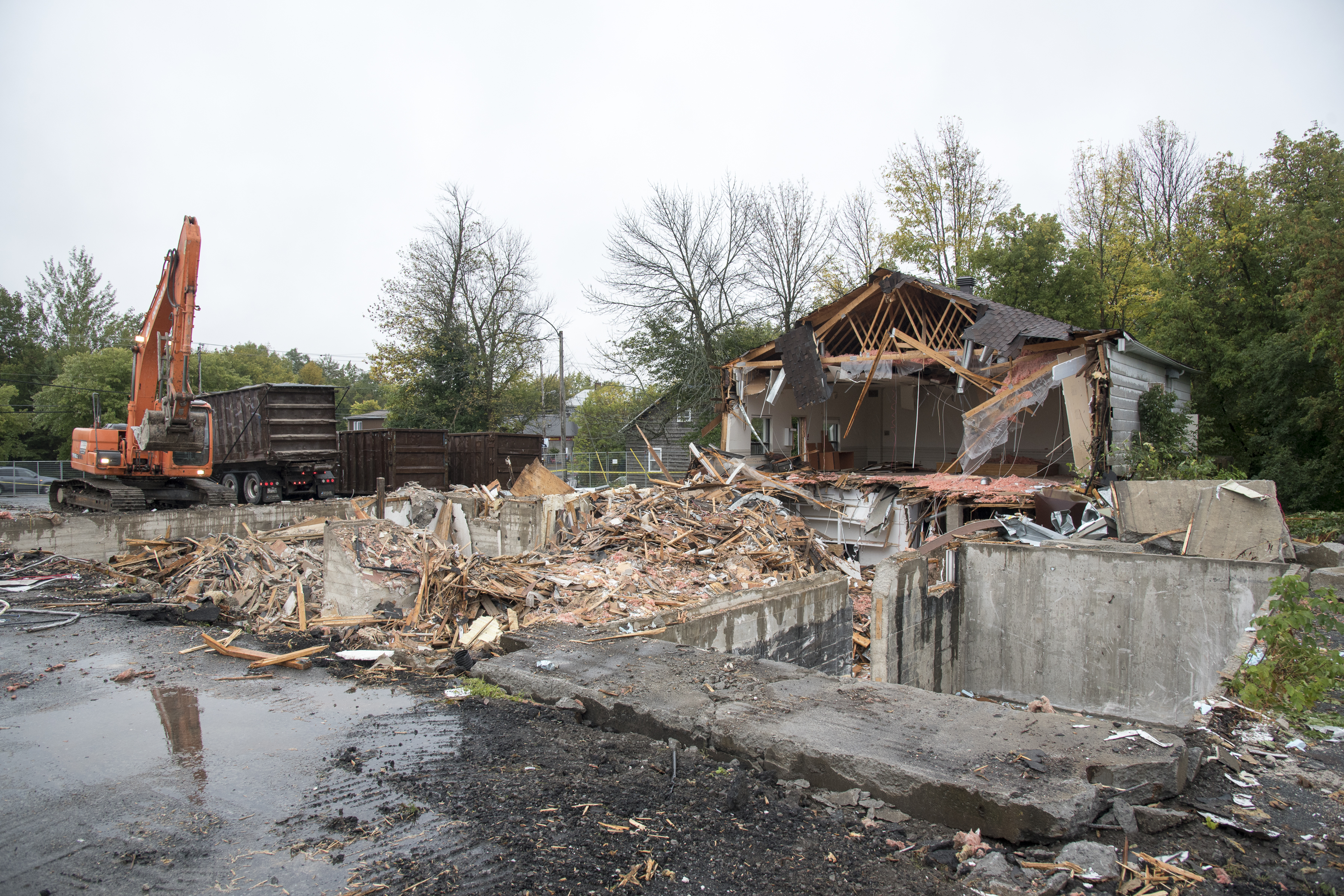 L’ancien centre communautaire de Saint-Philippe sous le pic des démolisseurs
