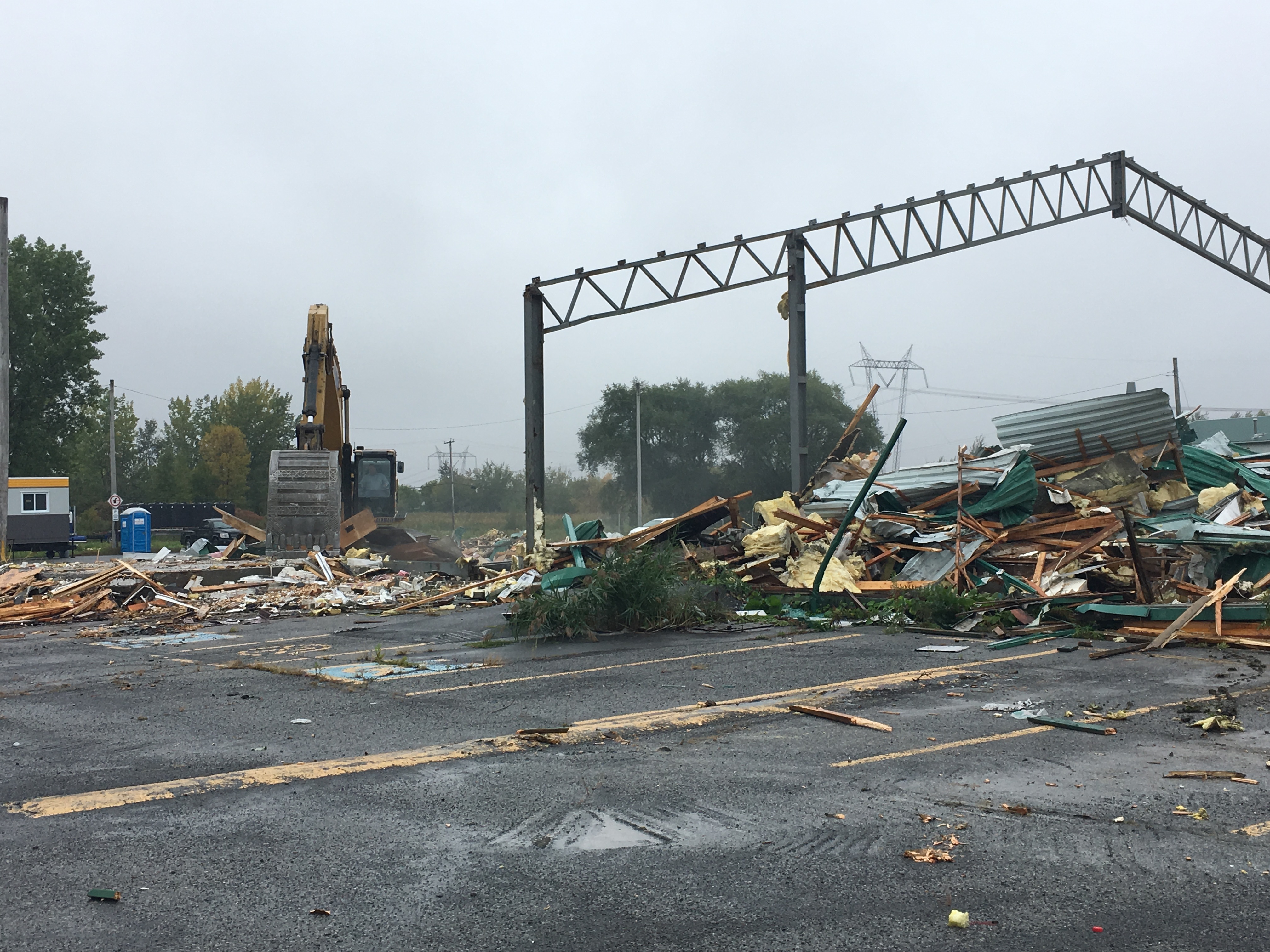 Le Bar 38 et la Place des sports démolis à Saint-Mathieu