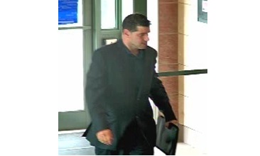 Il tente d’ouvrir un compte bancaire avec de fausses cartes