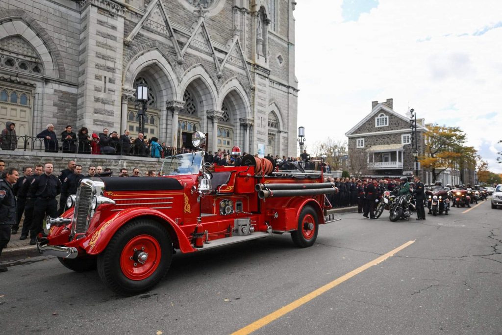 Funérailles émotives pour le pompier Patrice Deshaies