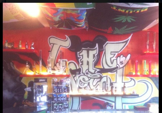 Arrestations et saisie liées au cannabis dans un commerce de Kahnawake