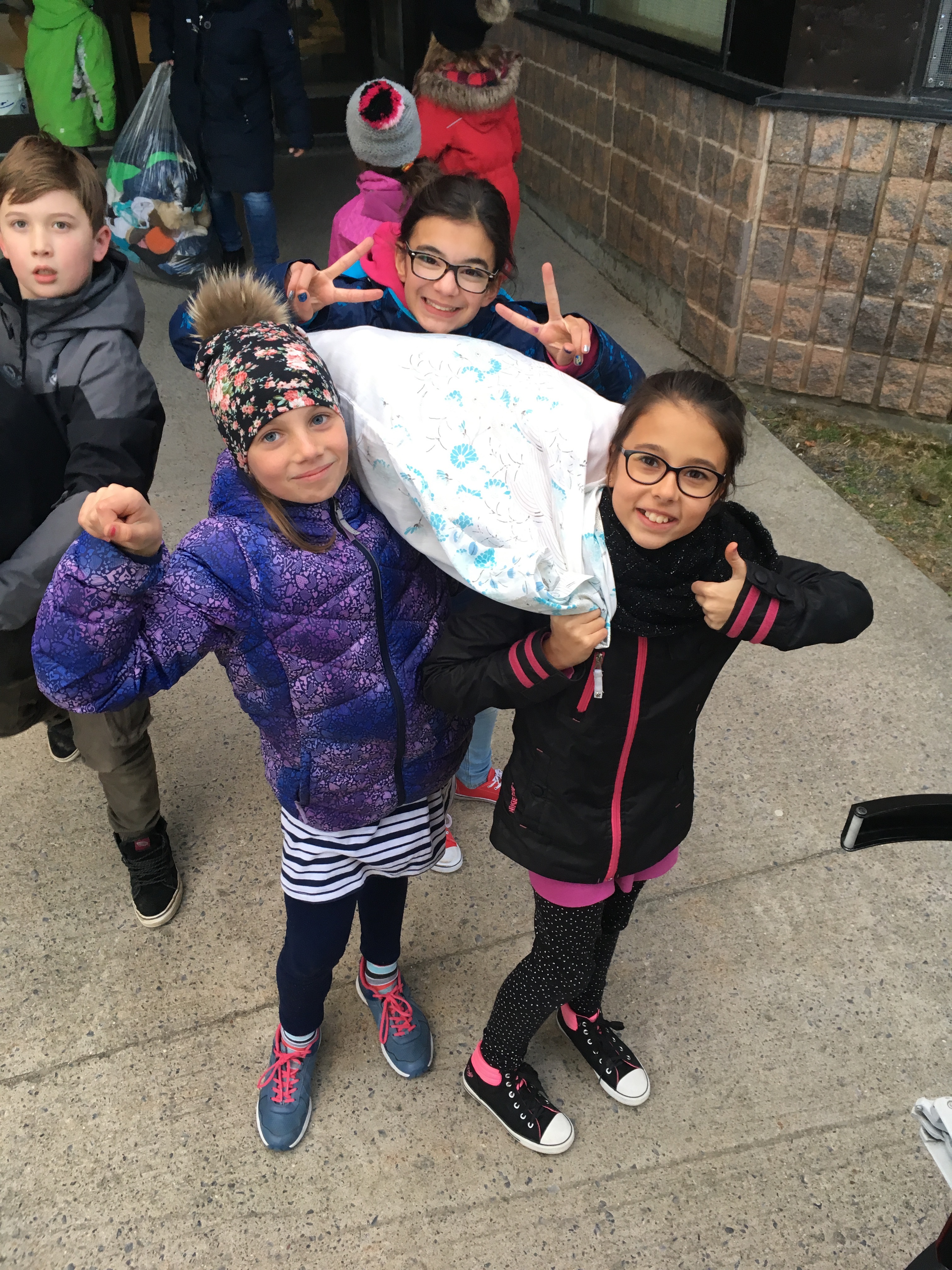 Des collectes de vêtements et jouets pour financer des projets