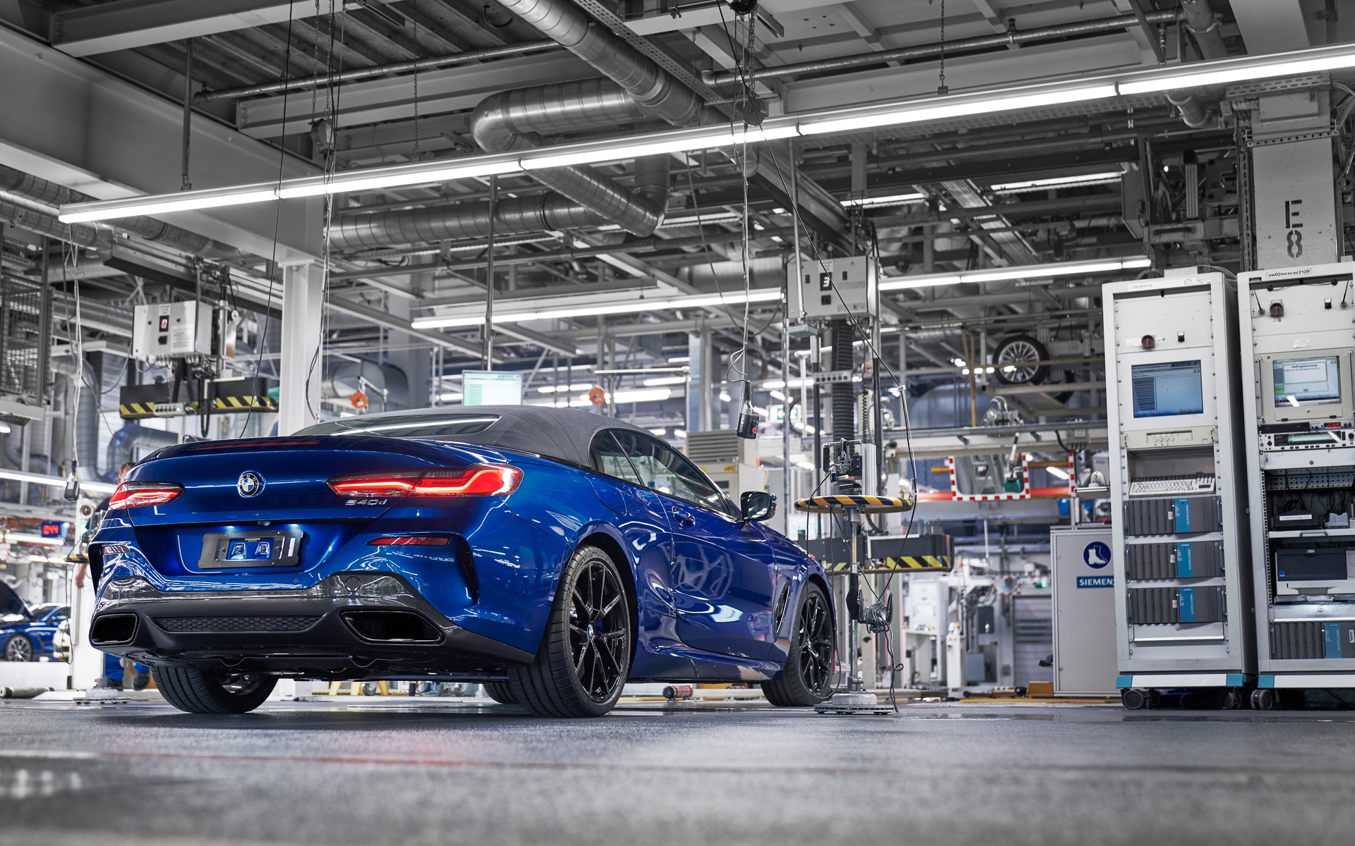 La première BMW Série 8 décapotable quitte l’usine!