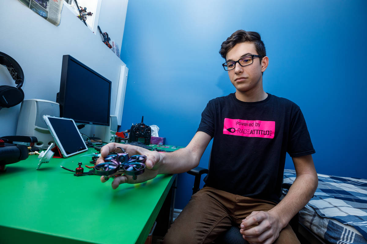 Assembleur et pilote de drones à 15 ans