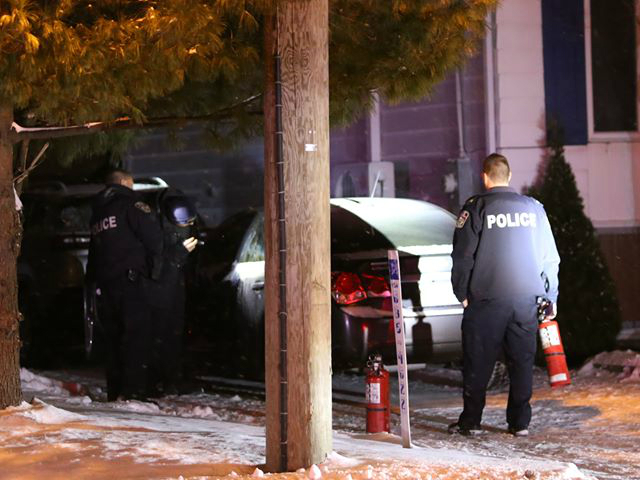 Des policiers se transforment en pompiers