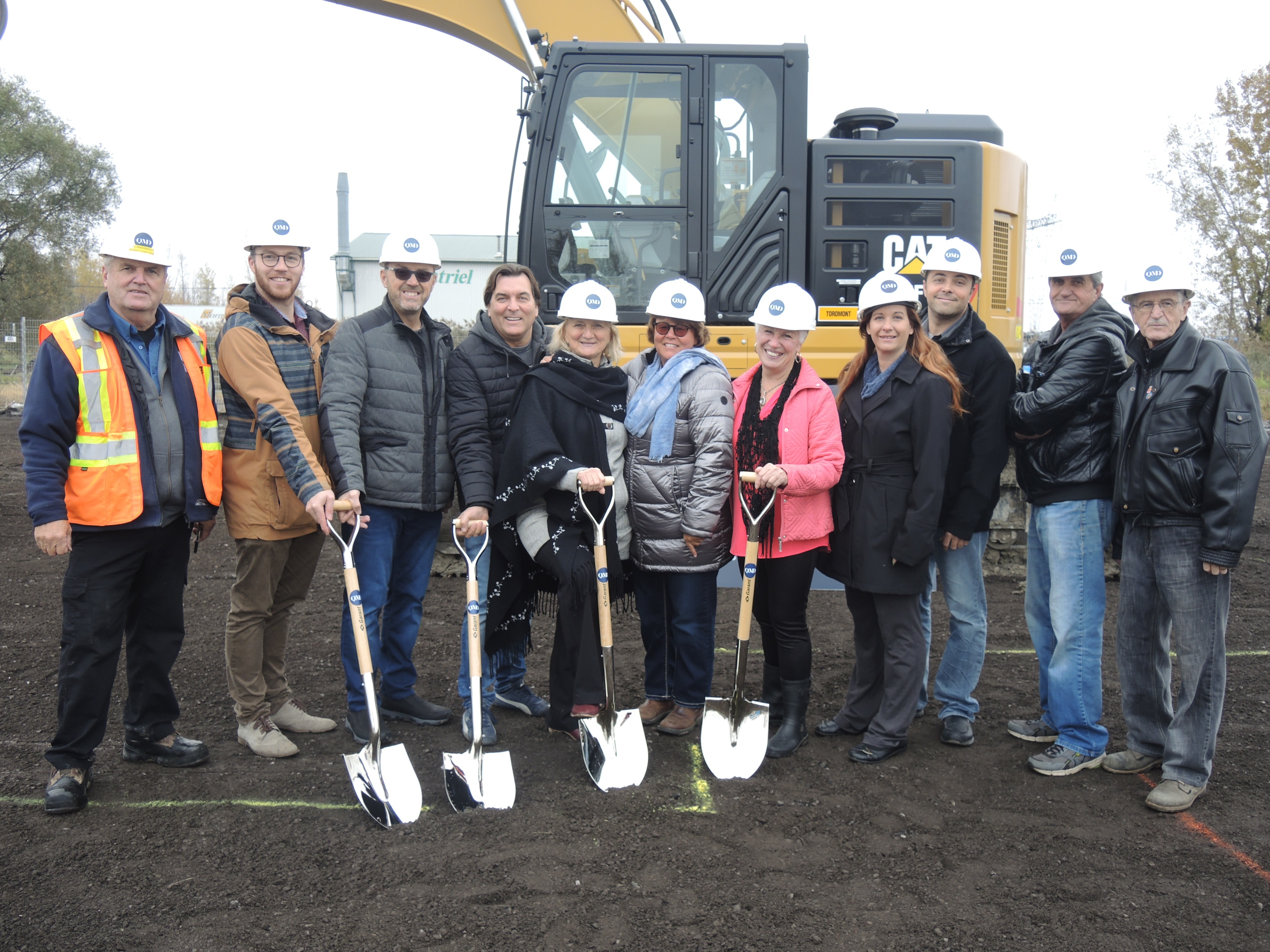 Pelletée de terre pour la construction de nouveaux commerces à Saint-Mathieu